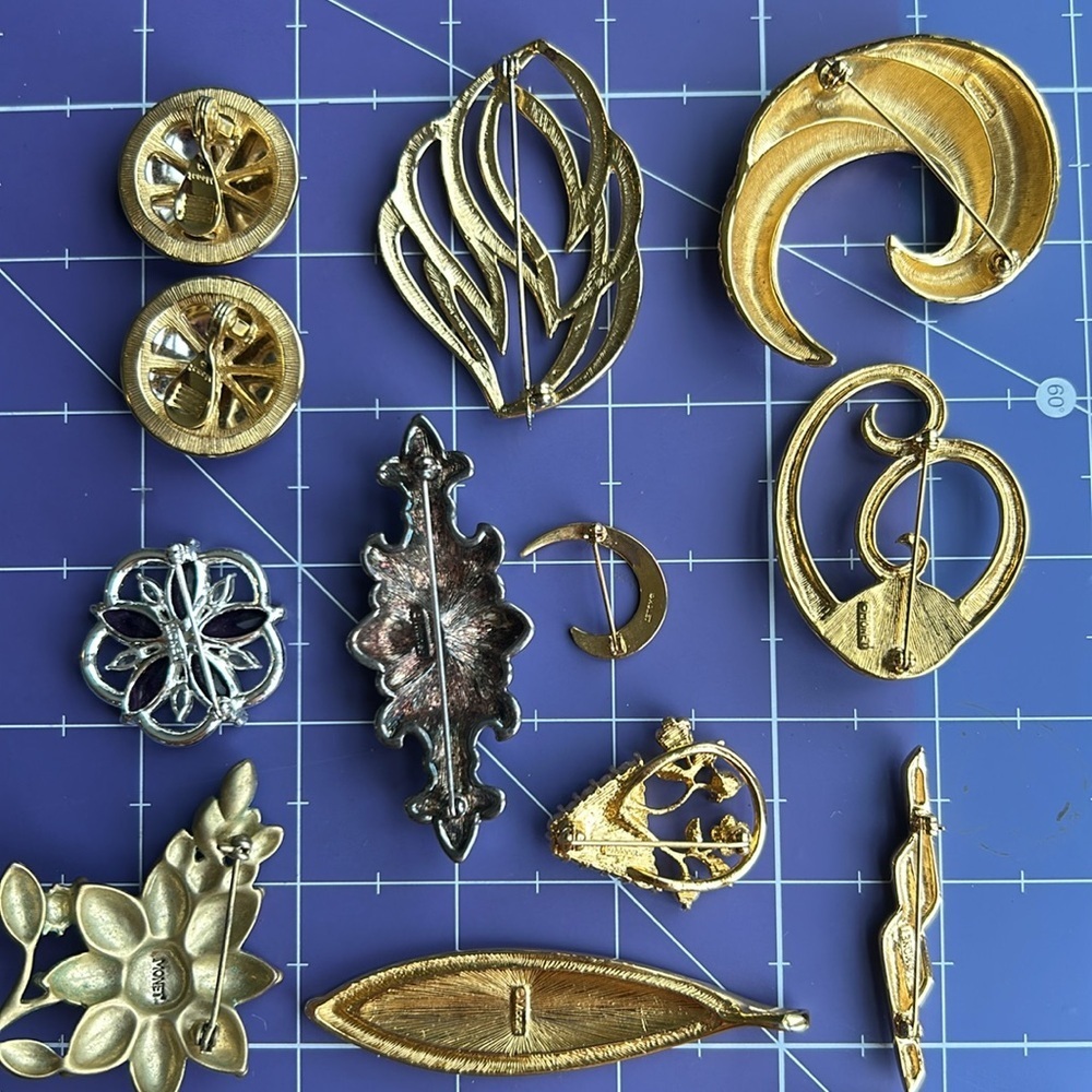 Monet collection of brooches & earrings new & old EUC  and travel pouch included - Picture 4 of 14